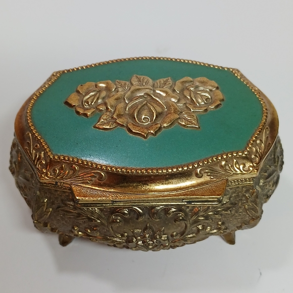Vintage Ornate Footed Trinket Box with Lid, Vintage Rose Cameo Jewelry Box - Picture 8 of 8